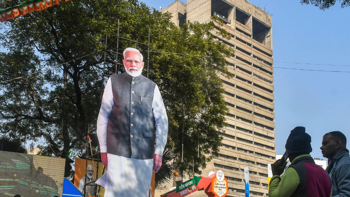 सड़क किनारे लगे पीएम मोदी के विशाल कटआउट