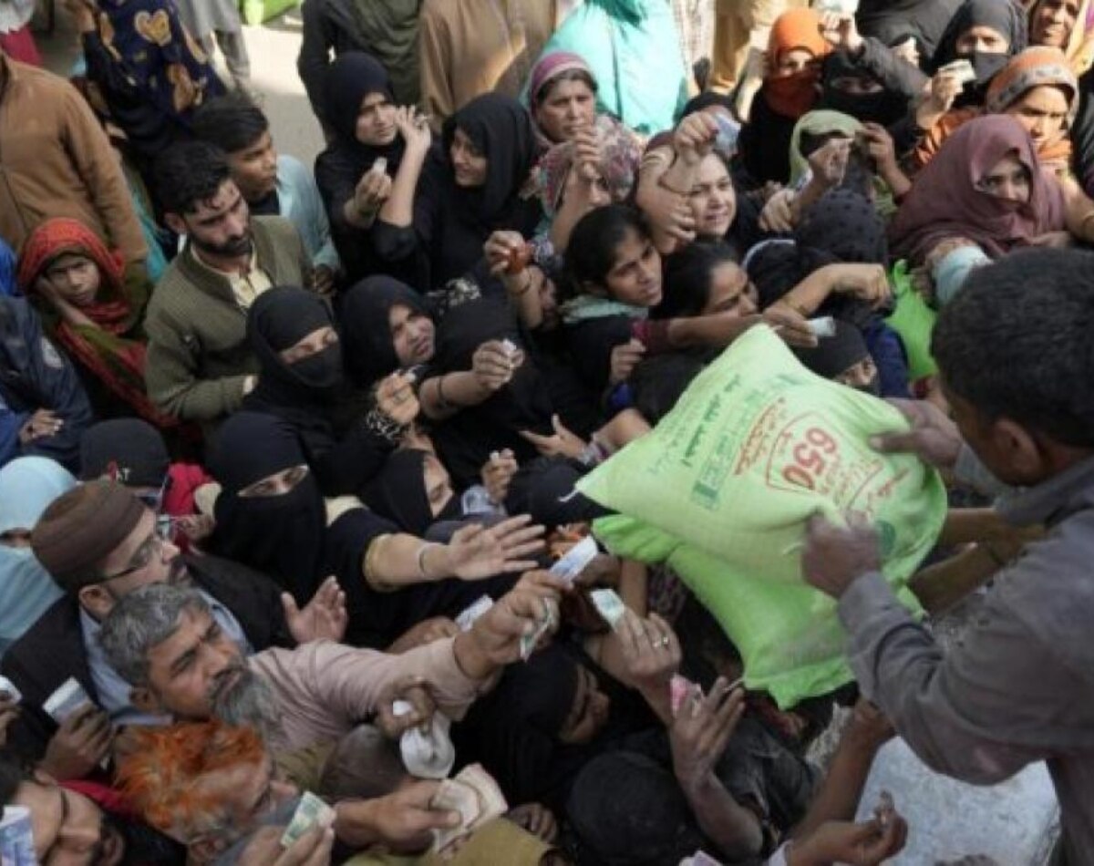 आटा लदे ट्रकों का पीछा