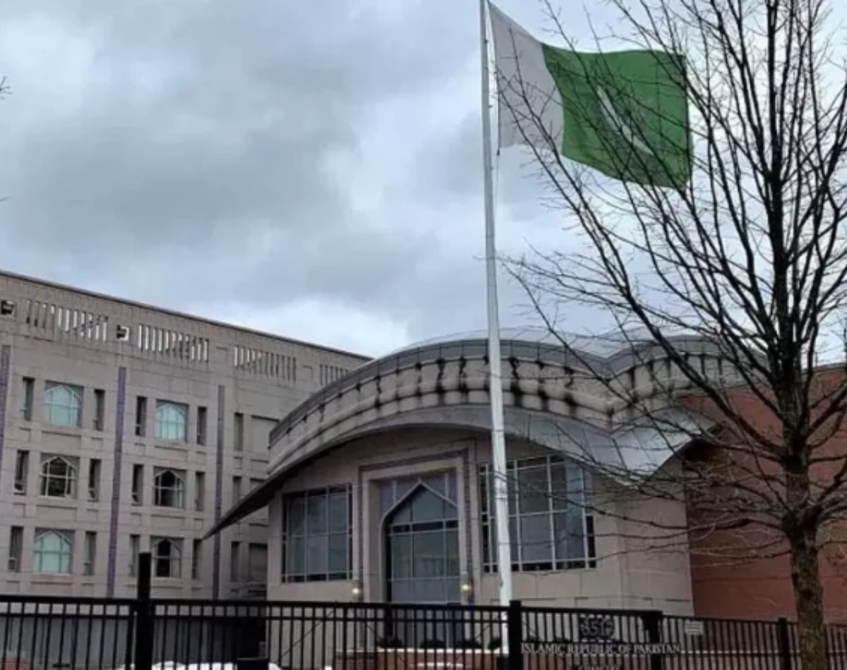 कर्ज उतारने को दूतावास का सौदा