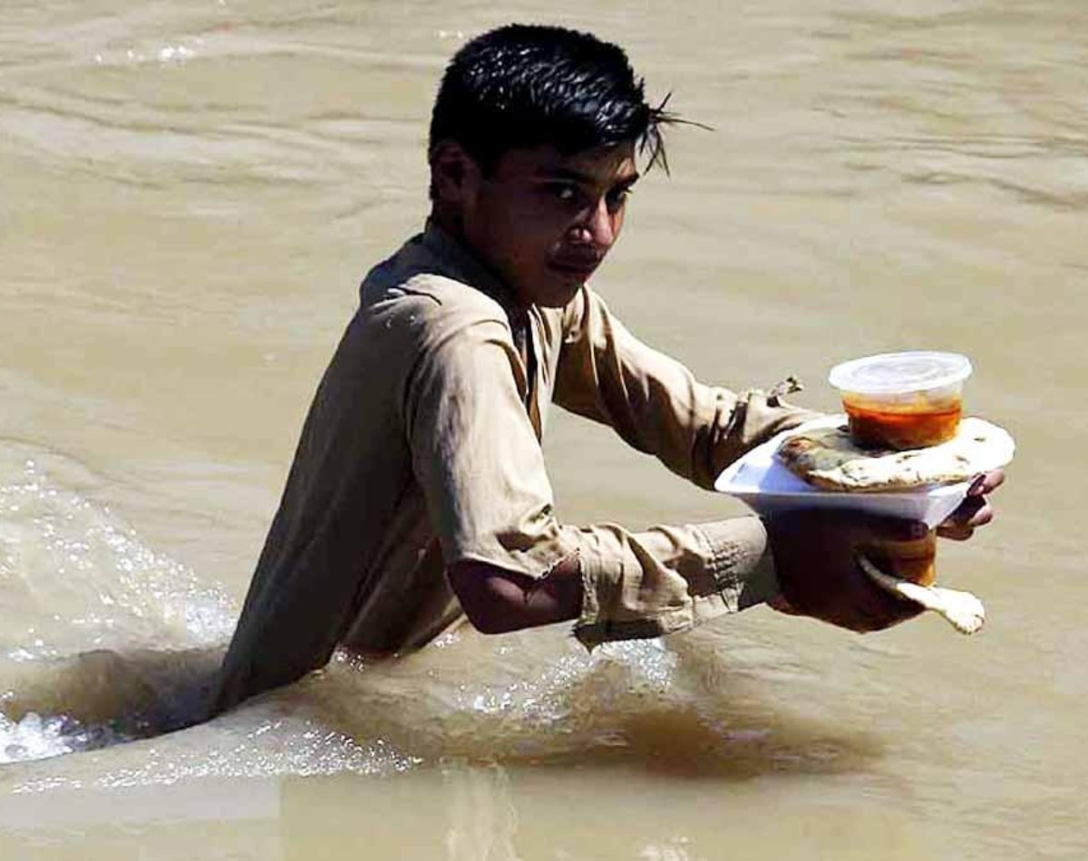 2- बाढ़ ने बिगाड़ी देश की सूरत