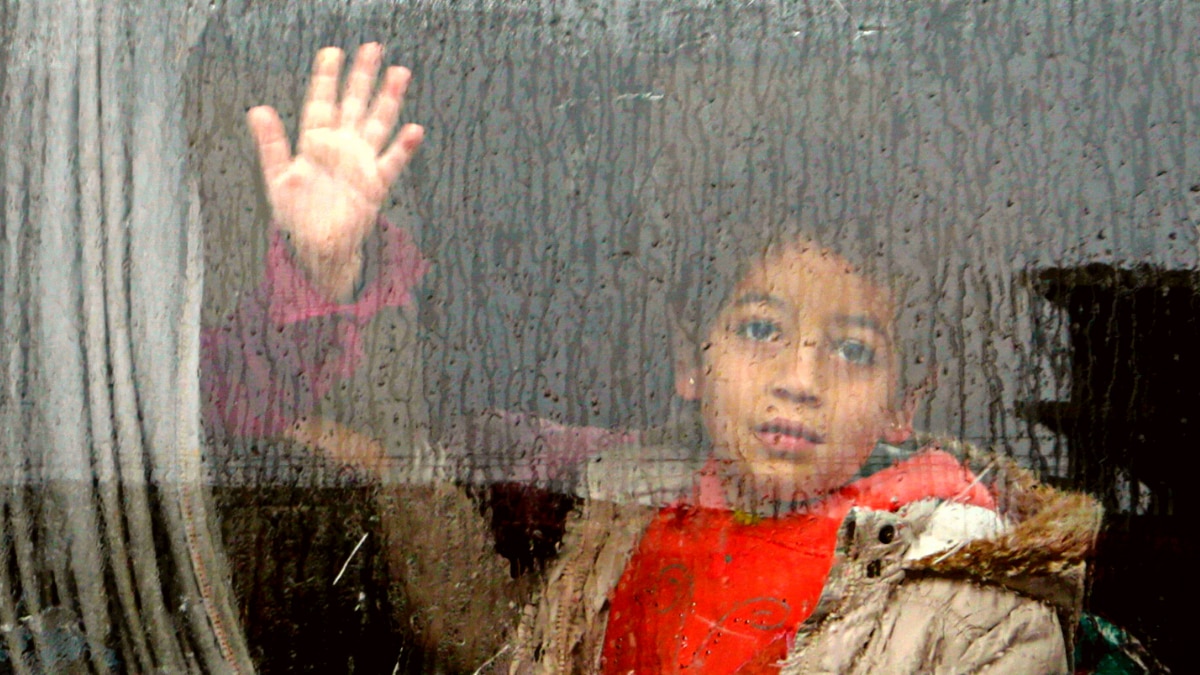 भूकंप से सड़कें उखड़ गईं