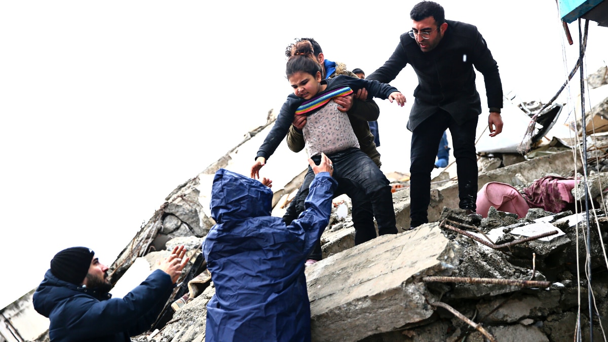 अस्पताल ताश के पत्तों की तरह ढह गया