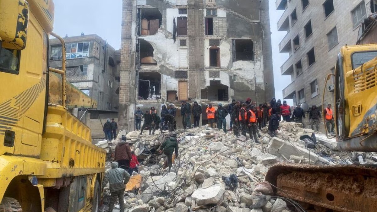 मलबे में दबे हैं लोग