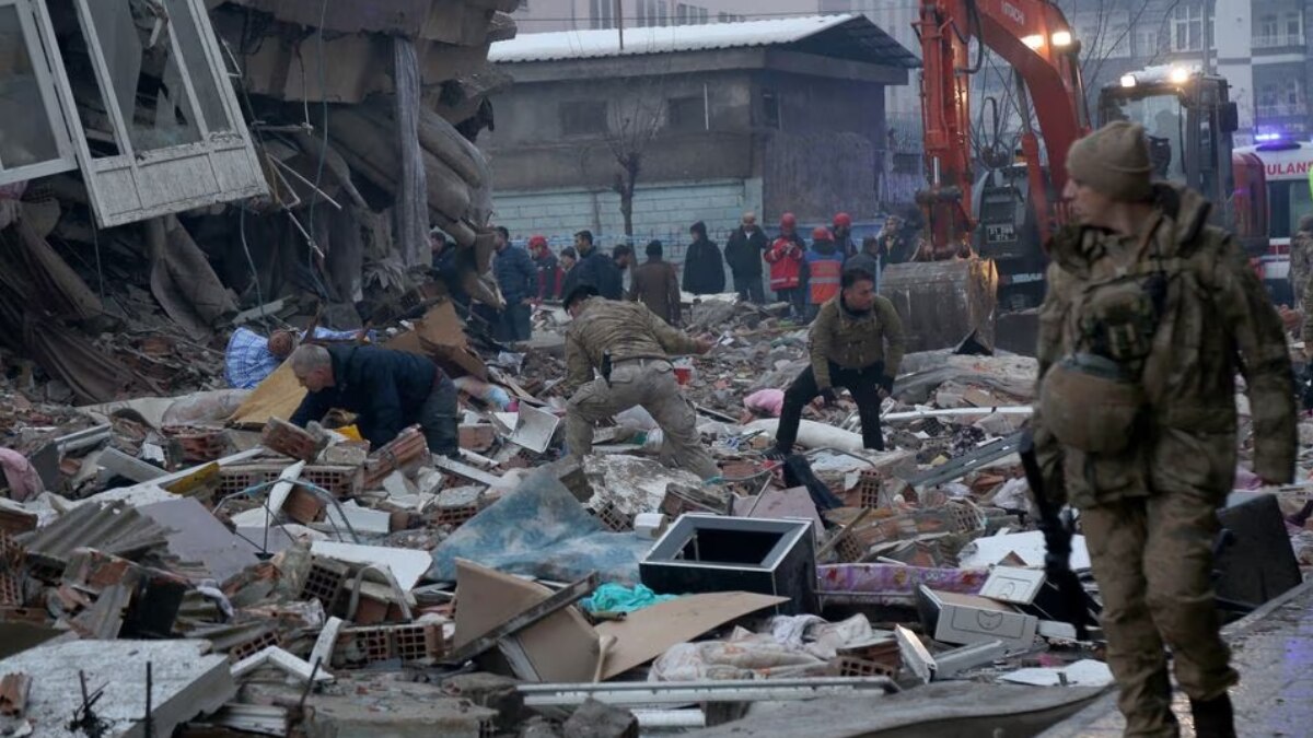 अभी भी भूकंप के झटके लग रहे