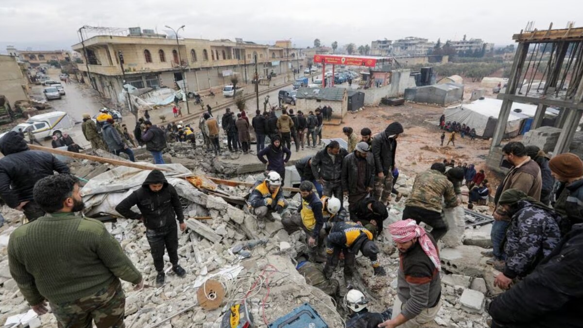 सड़क पर आए परिवार