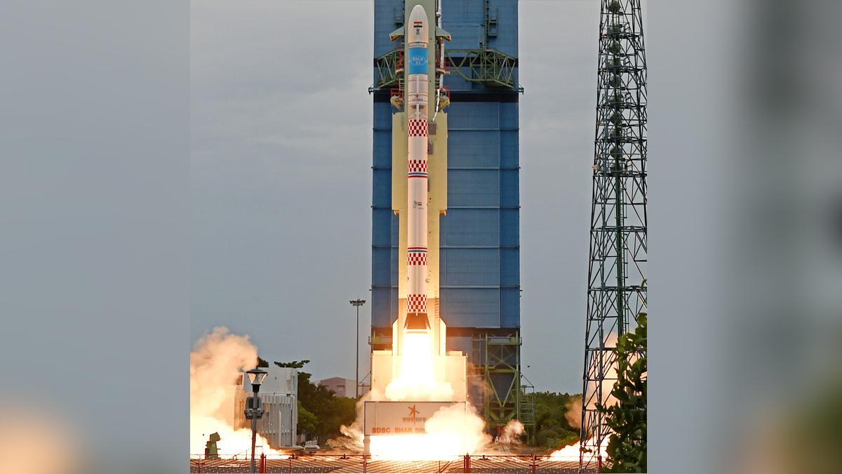 ISRO के सबसे छोटे SSLV रॉकेट की सफल लॉन्चिंग, देश को मिली महंगे लॉन्च से Azaadi