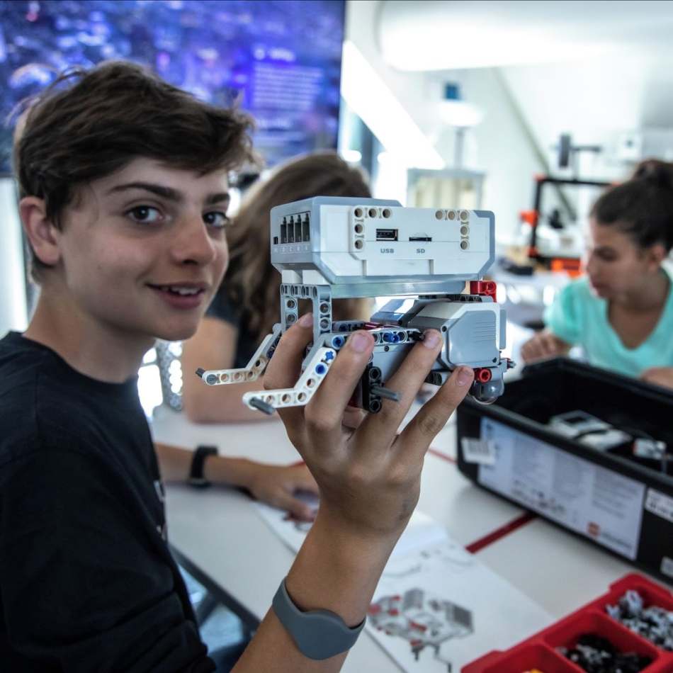 Top Most Expensive School in The World 7