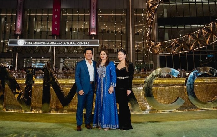 पत्नी-बेटी के साथ इवेंट में पहुंचे सचिन 