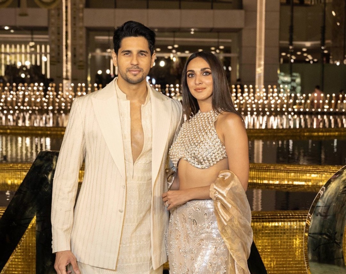 ईशा की दोस्त पति के साथ पहुंची