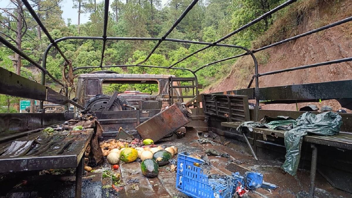 जलकर राख हुआ सेना का वाहन.