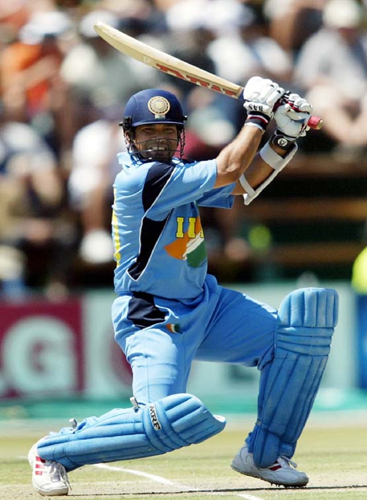 सचिन तेंदुलकर शॉट खेलते हुए