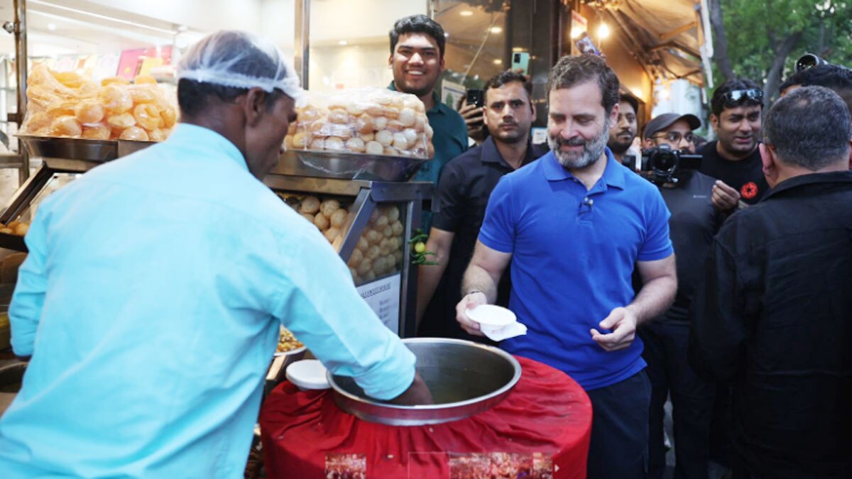 राहुल गांदी दिल्ली की गलियों में घूमते नजर आए