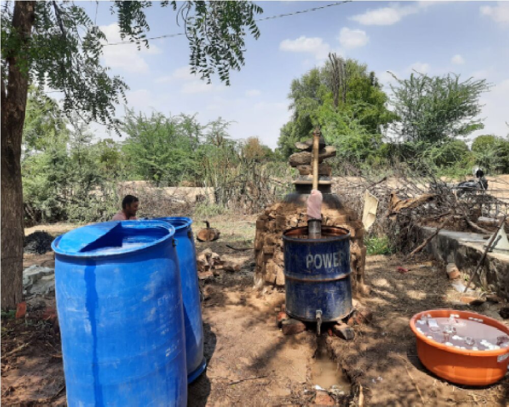 खेत पर ही गुलाब जल, इत्र ,गुलकंद व गुलाब का शरबत बनाते हैं