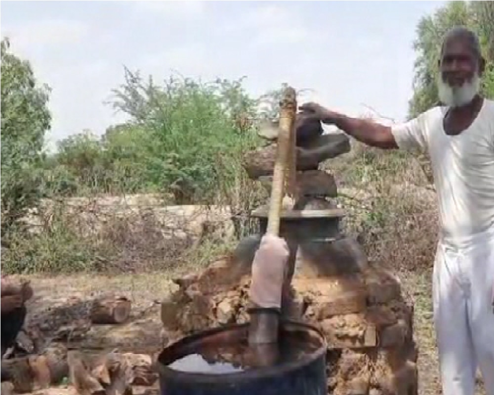 खेत पर गुलाब जल, गुलकंद, इत्र व शरबत तैयार होता है