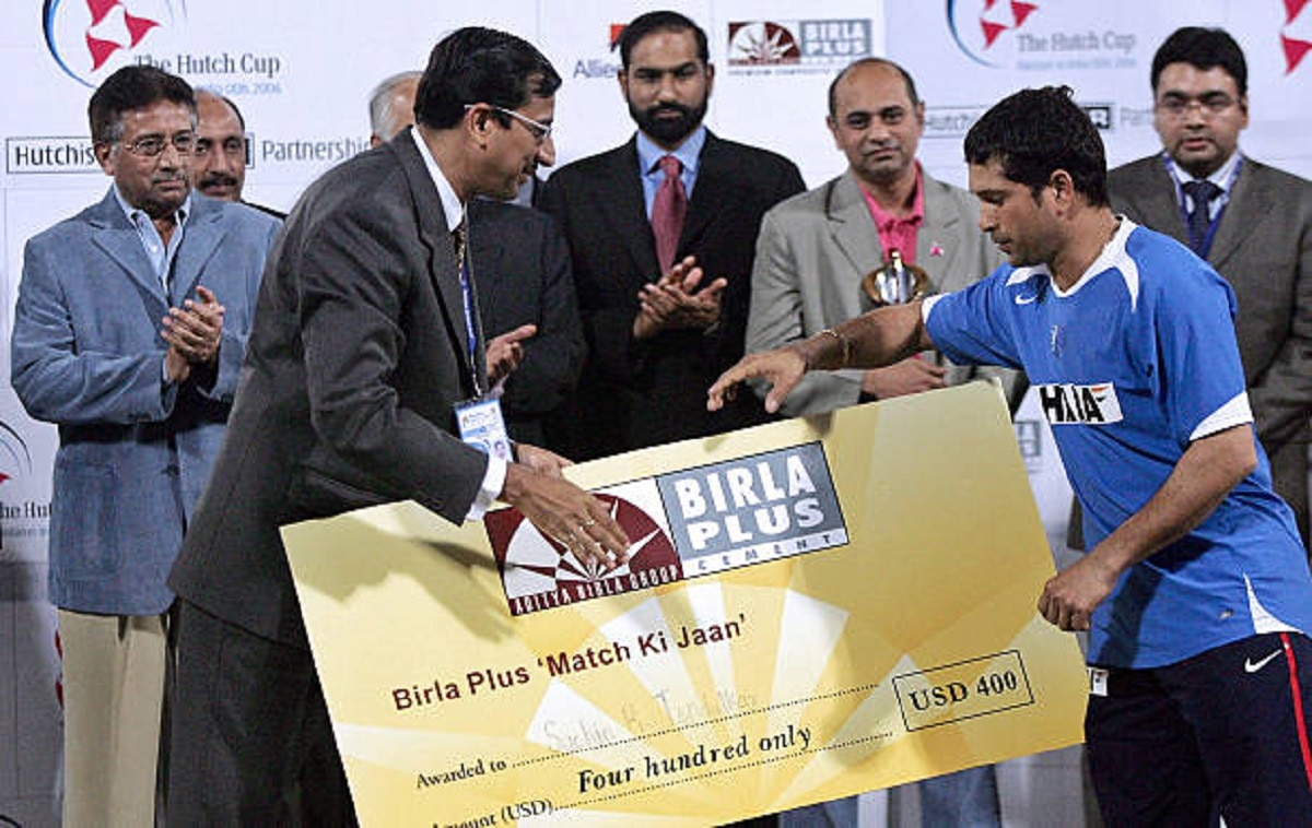 सचिन तेंदुलकर अवॉर्ड के साथ