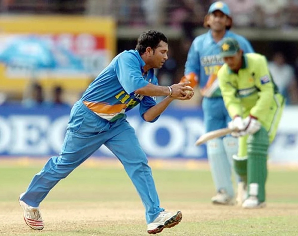 सचिन तेंदुलकर कैच लेते हुए