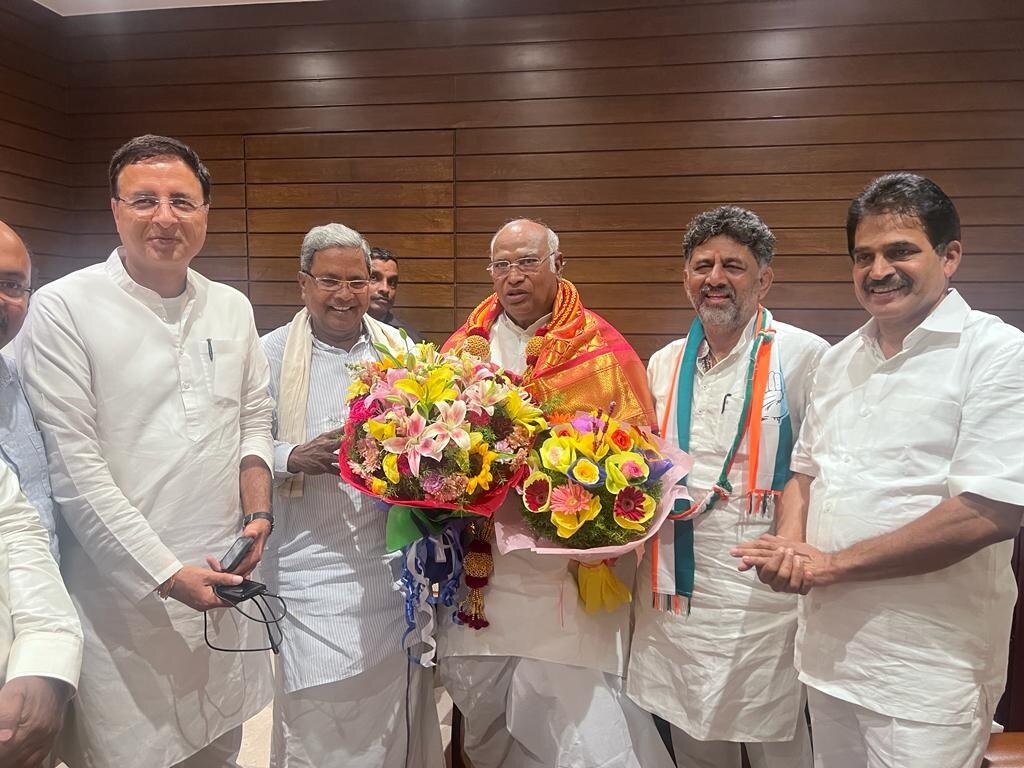 जीत के साथ दोनों नेता खड़गे से मिलने साथ गए