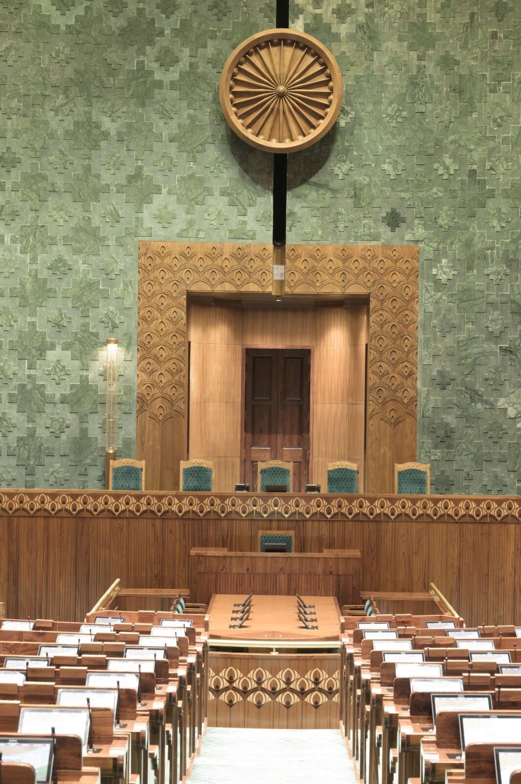 इंदौर से लाया गया अशोक चक्र 