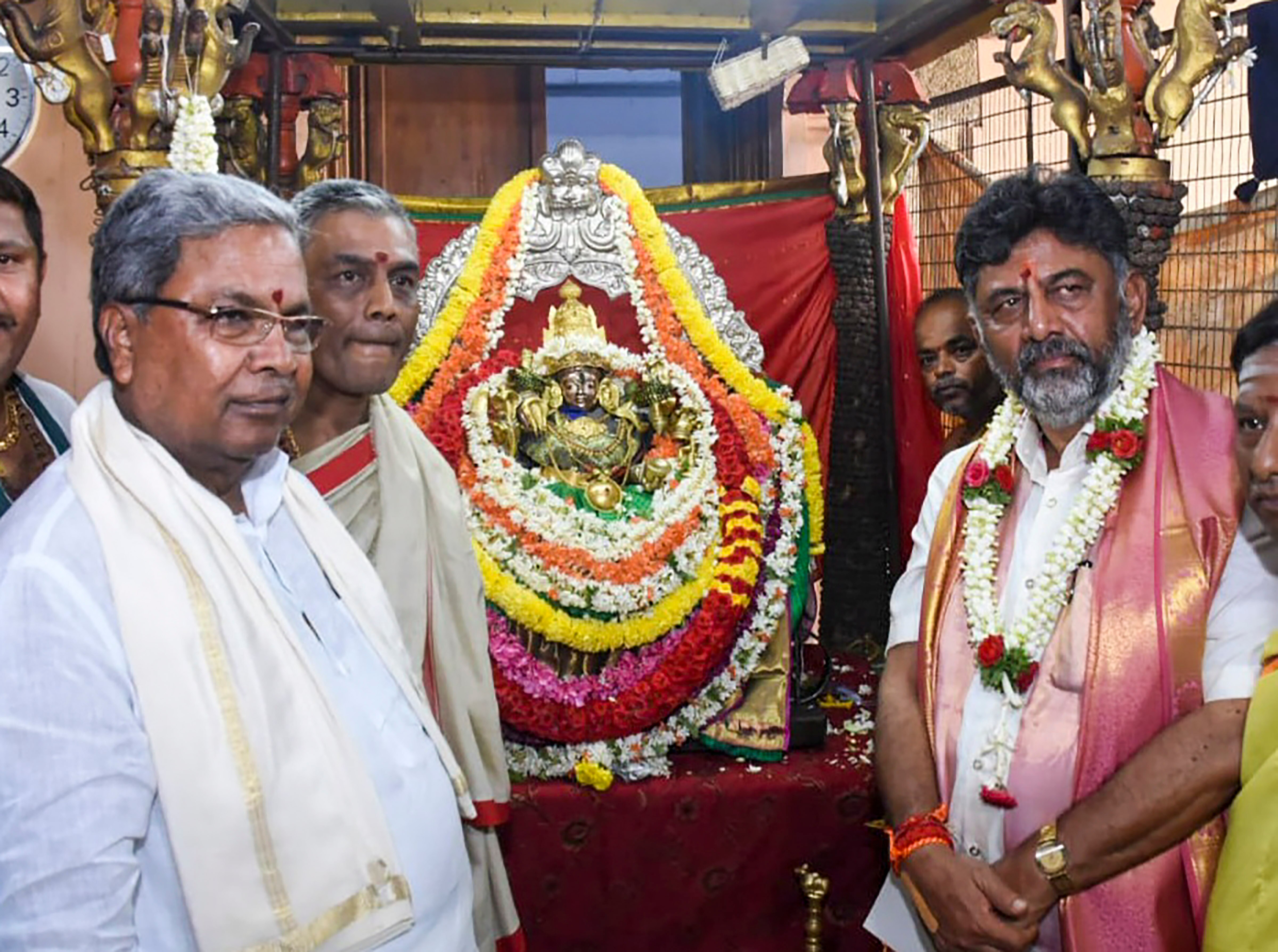 जीत की कामना करने साथ मंदिर गए