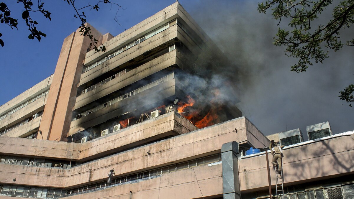 भोपाल के सतपुड़ा भवन में लगी आग