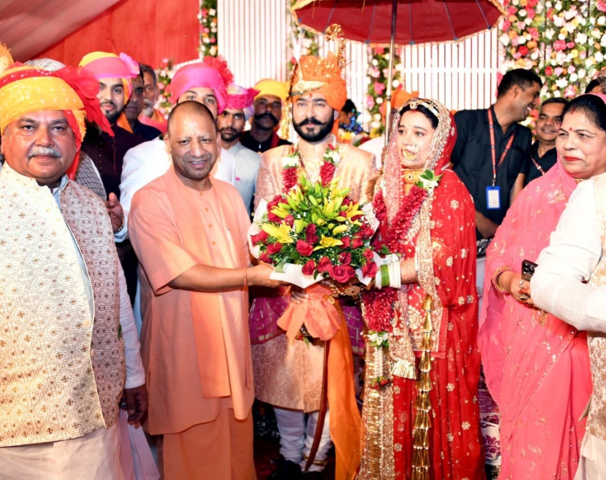  योगी आदित्यनाथ ने दिया वर-वधु को आशीर्वाद