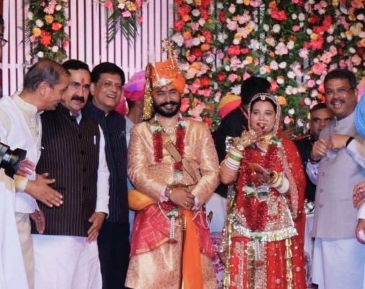 हजारों मेहमान की शादी में शिरकत