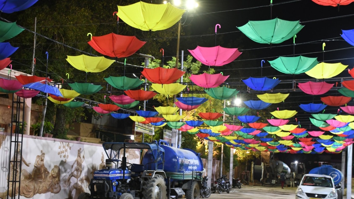 अंडर पास, फुट ओवर ब्रिज को भी सजाया गया