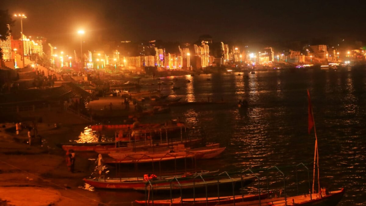 पौधों पर पड़ने वाली रोशनी अद्भुत आभा बिखेर रही