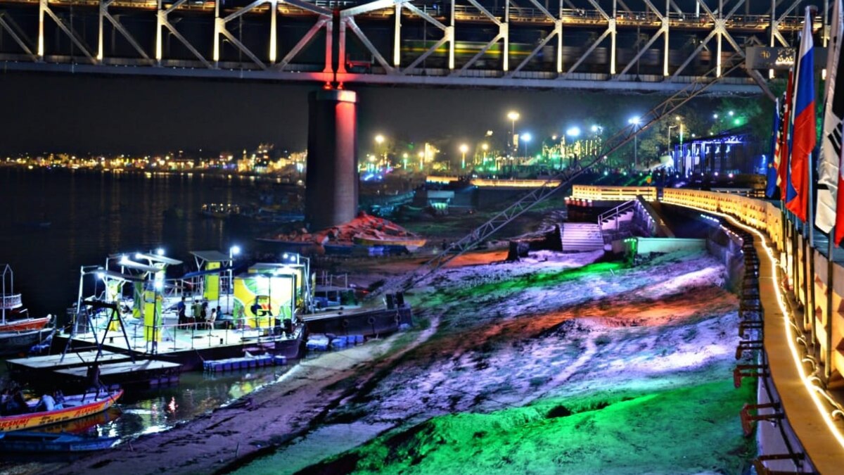 पूरा शहर लाइटिंग से जगमगा उठा है