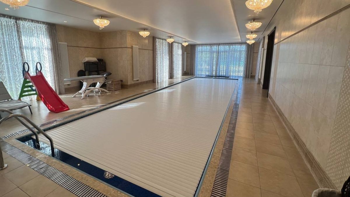 घर में स्विमिंग पूल भी है