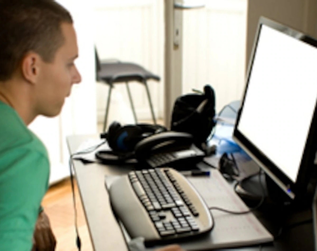 पति या फिर पत्नी कौन ले टर्म प्लान? 