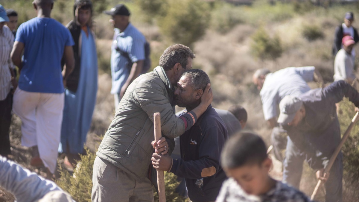 मदद मांग रहे हैं लोग