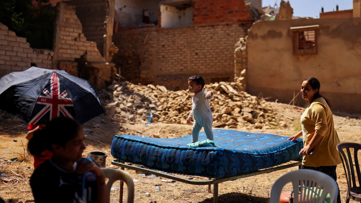 महिला और उसके बेटे को गांव वालों ने दफनाया