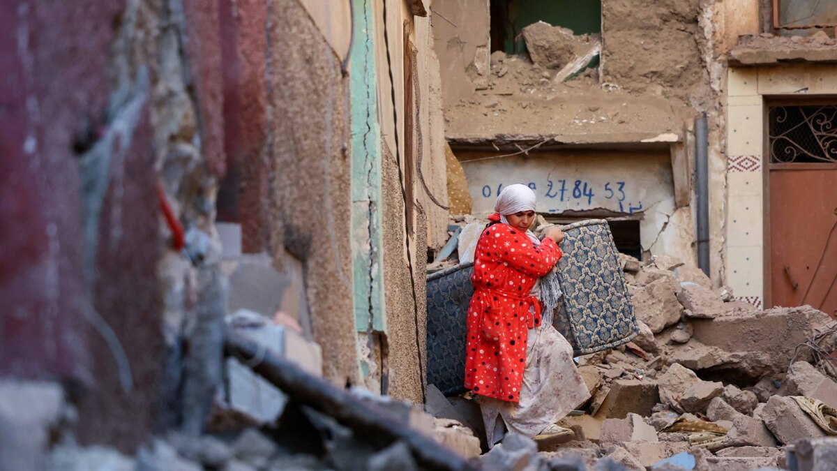 क्षतिग्रस्त घरों से सामान निकाल रहे हैं लोग