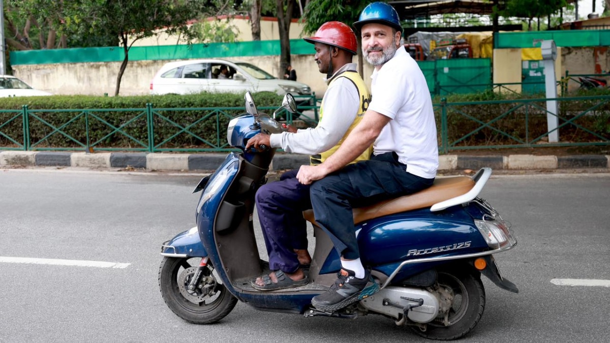 डिलीवरी बॉय के साथ स्कूटर पर की सवारी