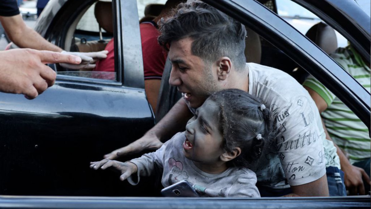 खुद से पहले बच्चों को बचा रहे लोग