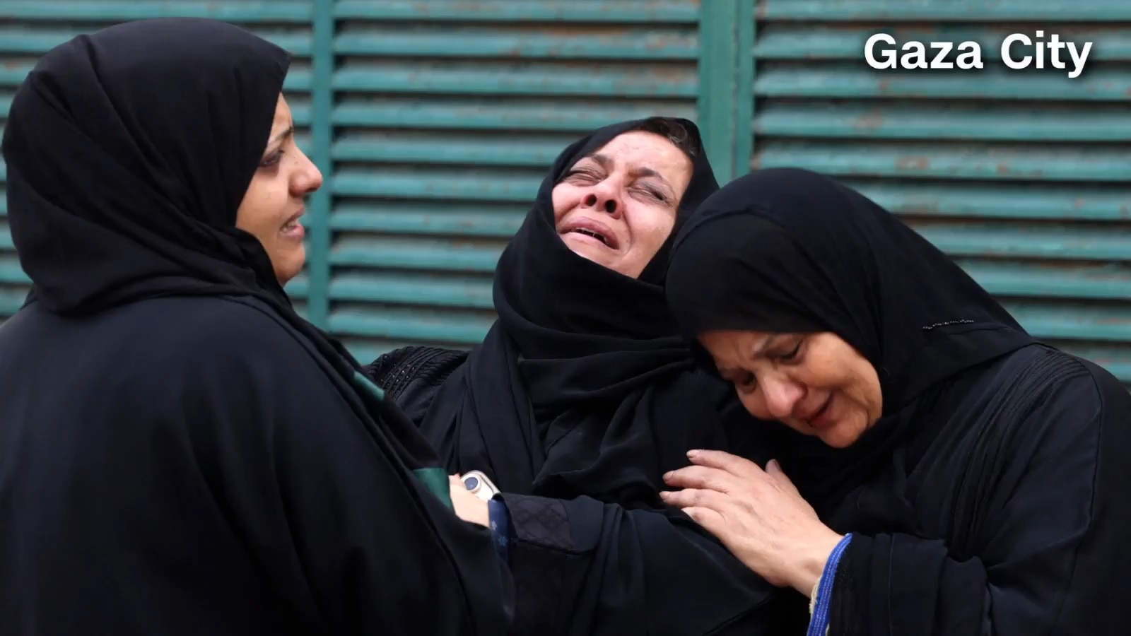 करीबियों को खोने का गम बर्दाश्त नहीं कर पा रहे परिजन