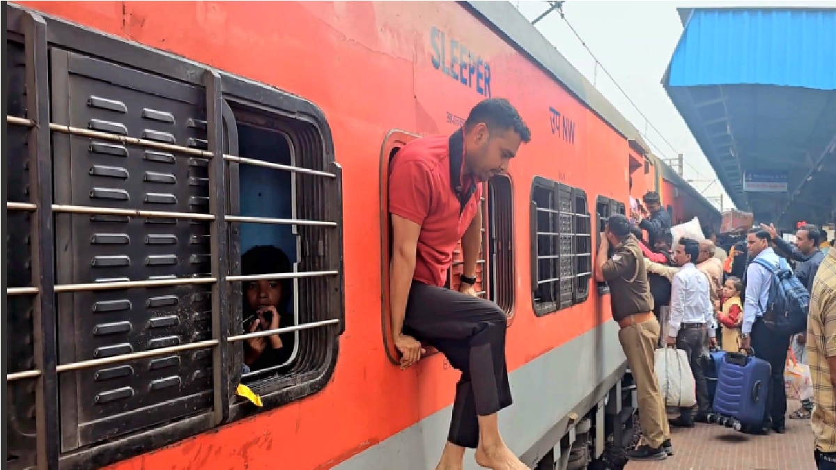 इमरजेंसी विंडो से बाहर आ रहे यात्री