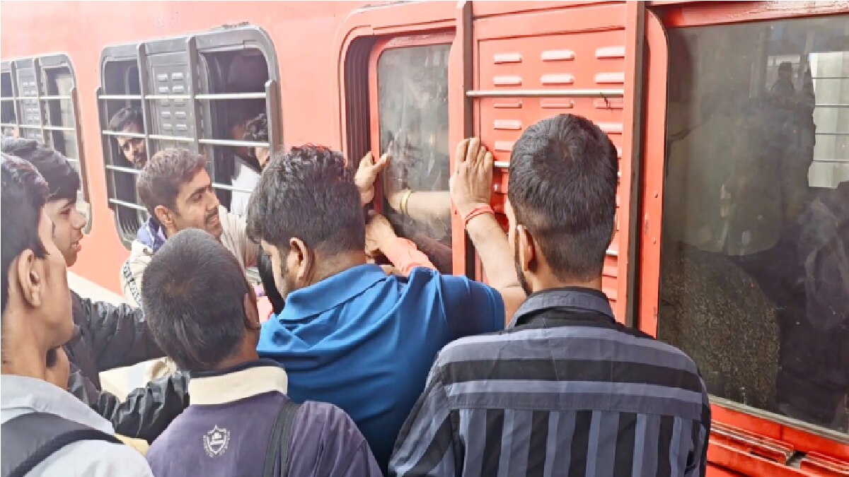 इमरजेंसी विंडो को ही दरवाजे के रूप में इस्तेमाल कर रहे लोग