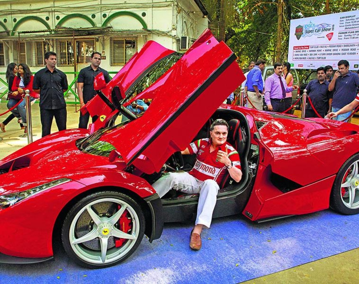 लग्जरी लाइफ और महंगी कारों का कलेक्शन