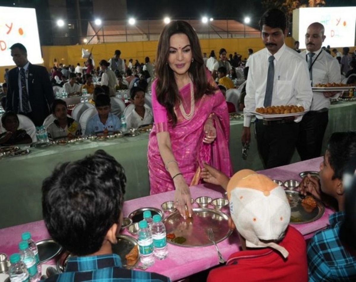 खाना परोसते हुए नजर आईं नीता अंबानी