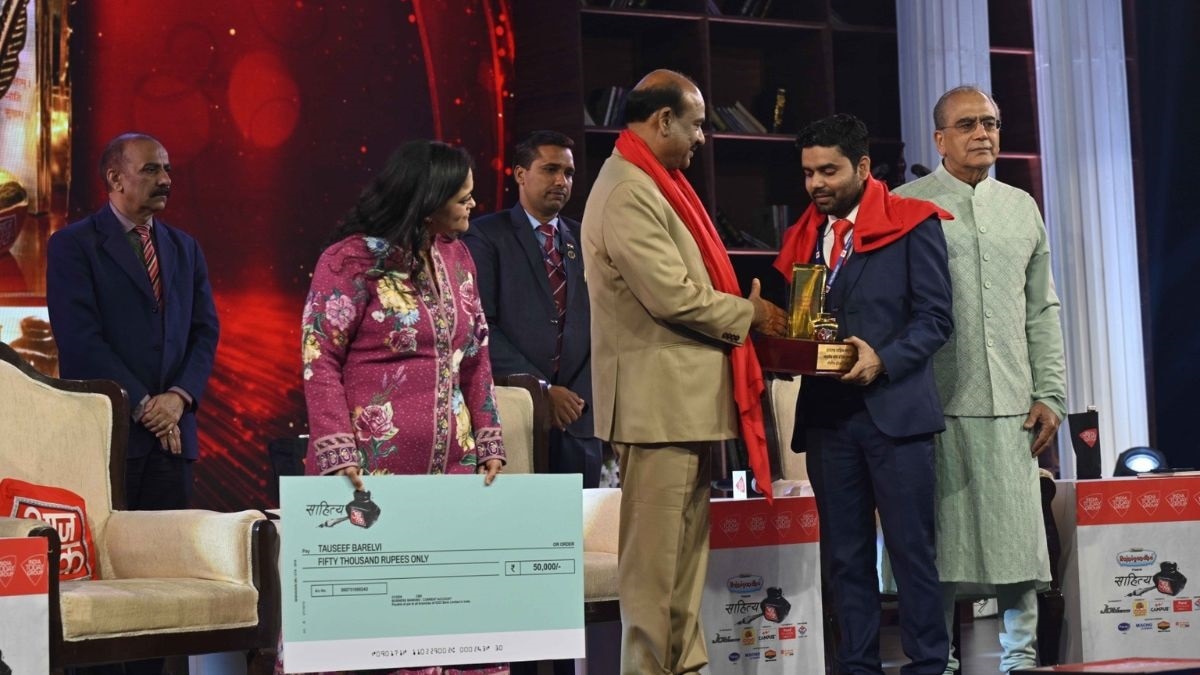 'आजतक साहित्य जागृति भारतीय भाषा प्रतिभा सम्मान' से नवाजे गए तौसीफ बरेलवी