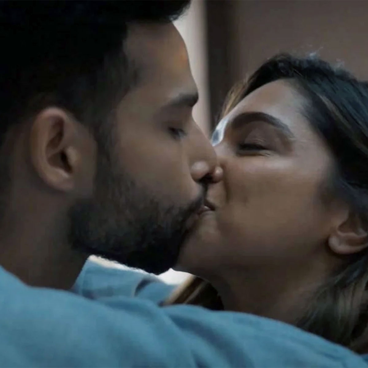 सिद्धांत चतुर्वेदी, दीपिका पादुकोण