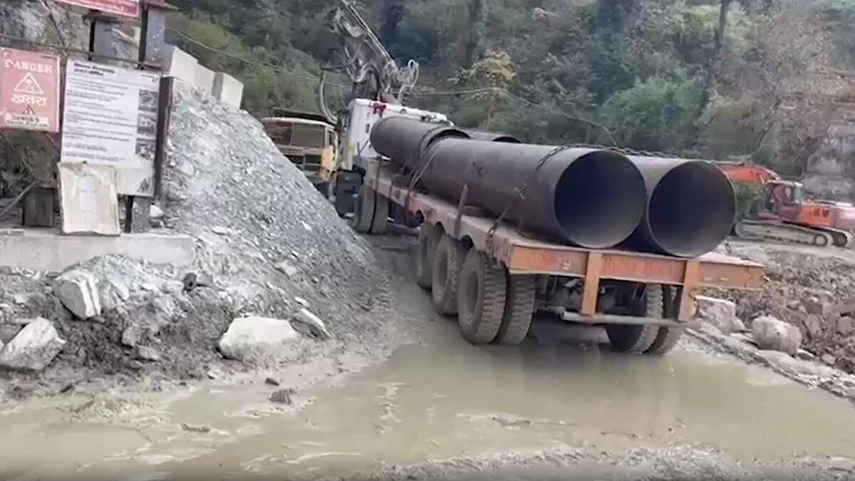 श्रमिकों को बचाने लगाया जा रहा स्टील पाइप