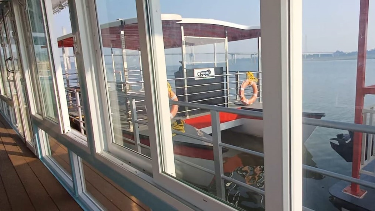 Floating restaurant in UP