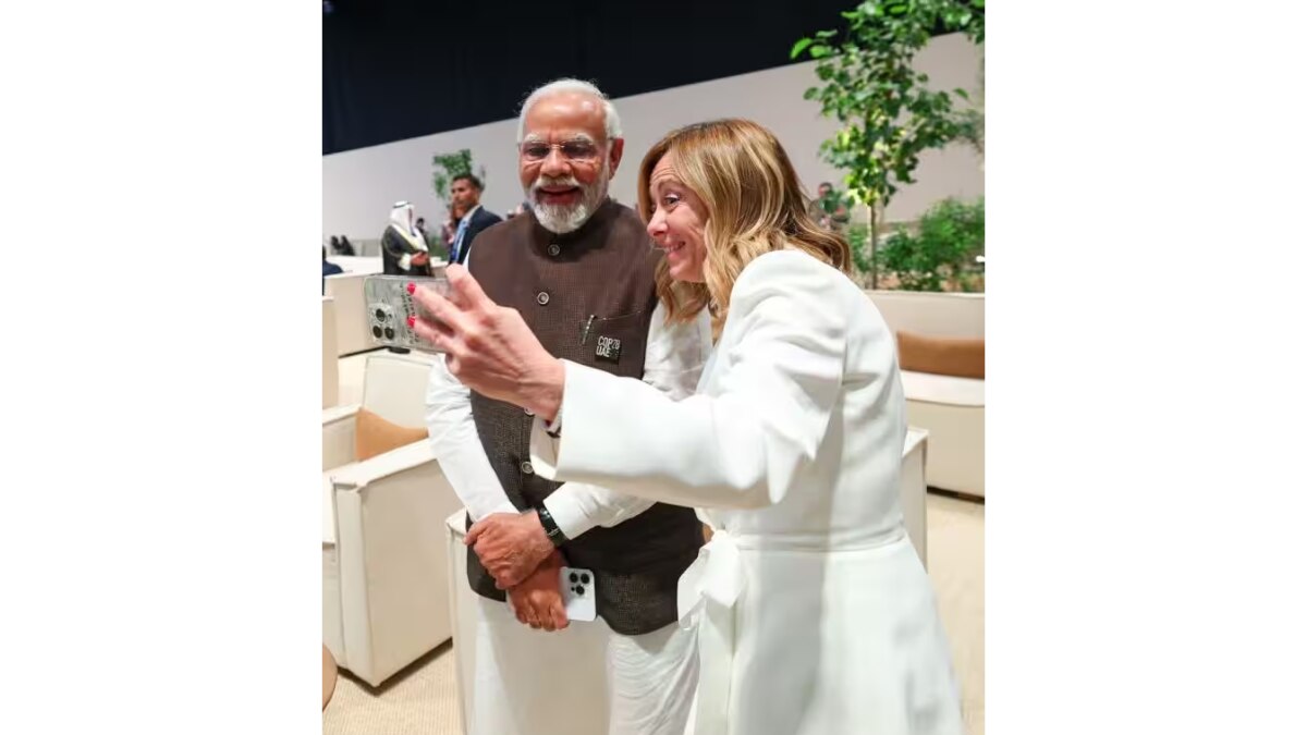 मेलोनी ने पीएम मोदी के साथ सेल्फी ली