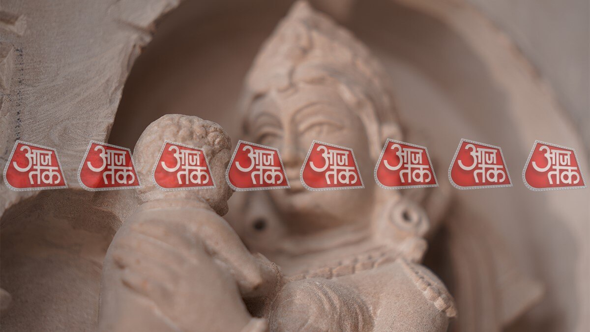 मंदिर के गर्भगृह में एक चबूतरा