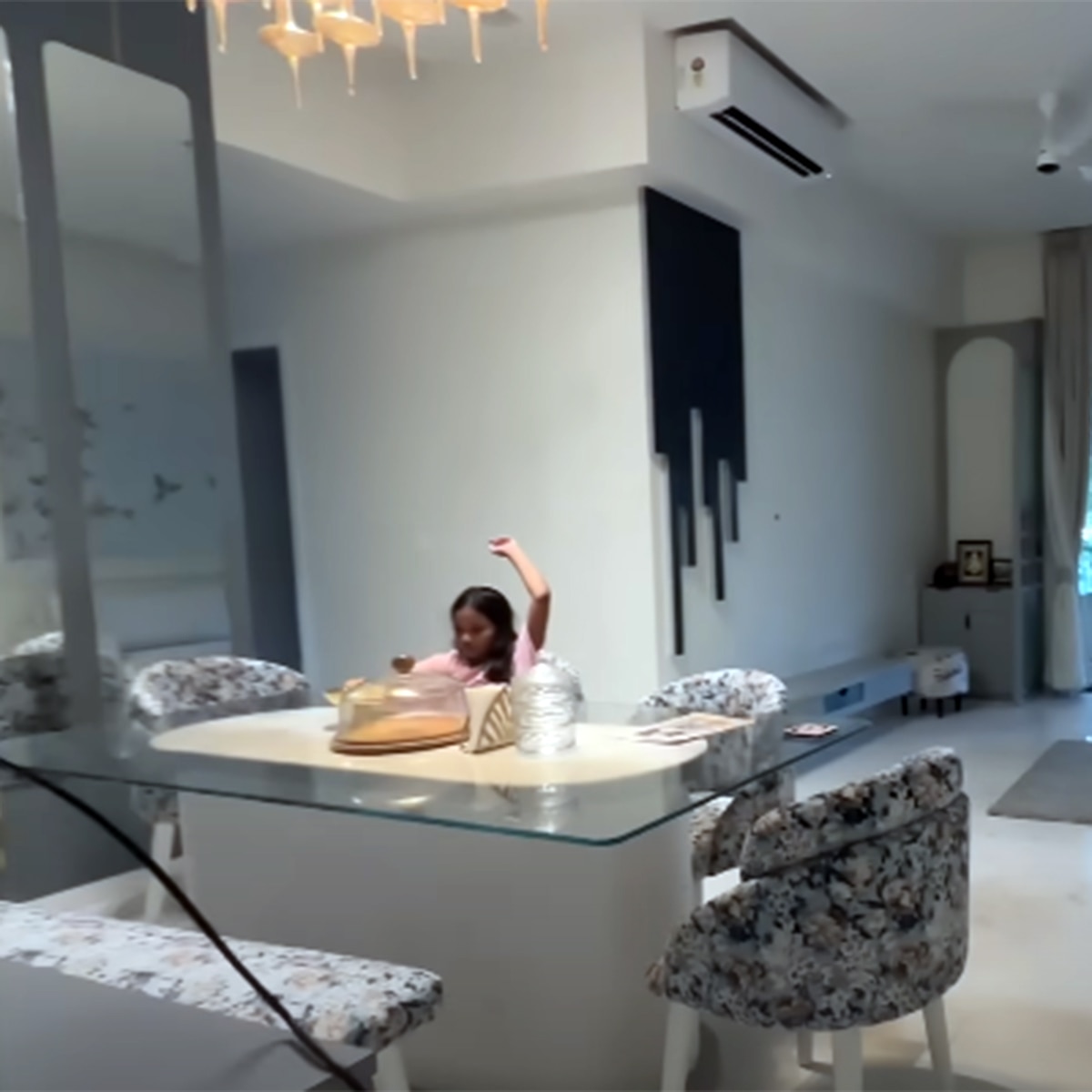 माही विज हाउस 