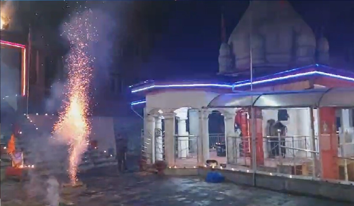 कश्मीर के मंदिर में दीपोत्सव.