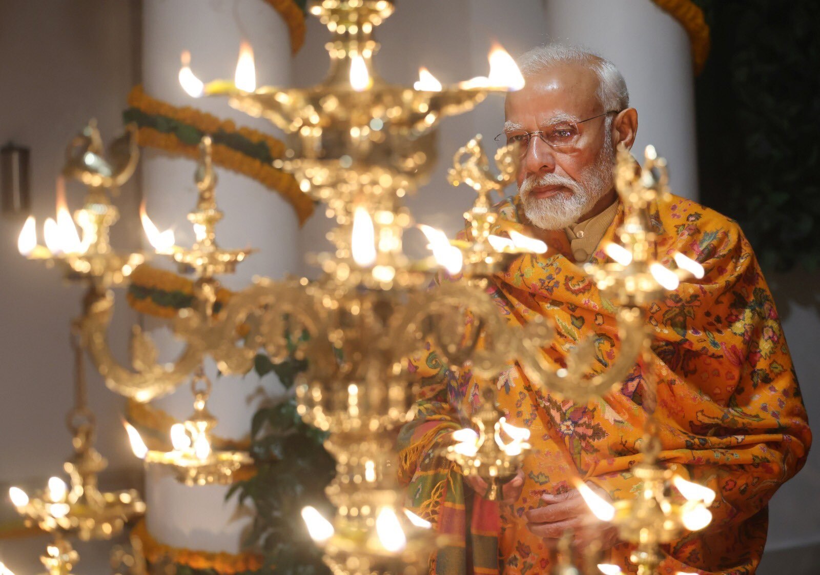 प्रधानमंत्री मोदी ने पीएम आवास में दीये जलाए.